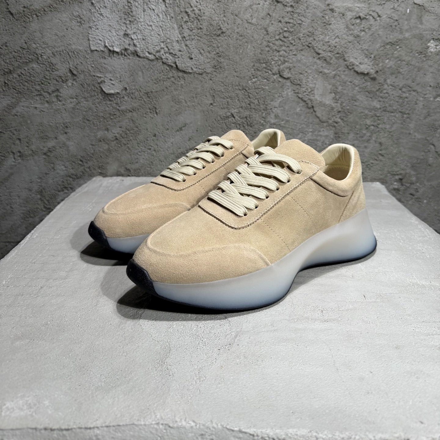 로우탑 스니커즈 (Low-top sneakers)