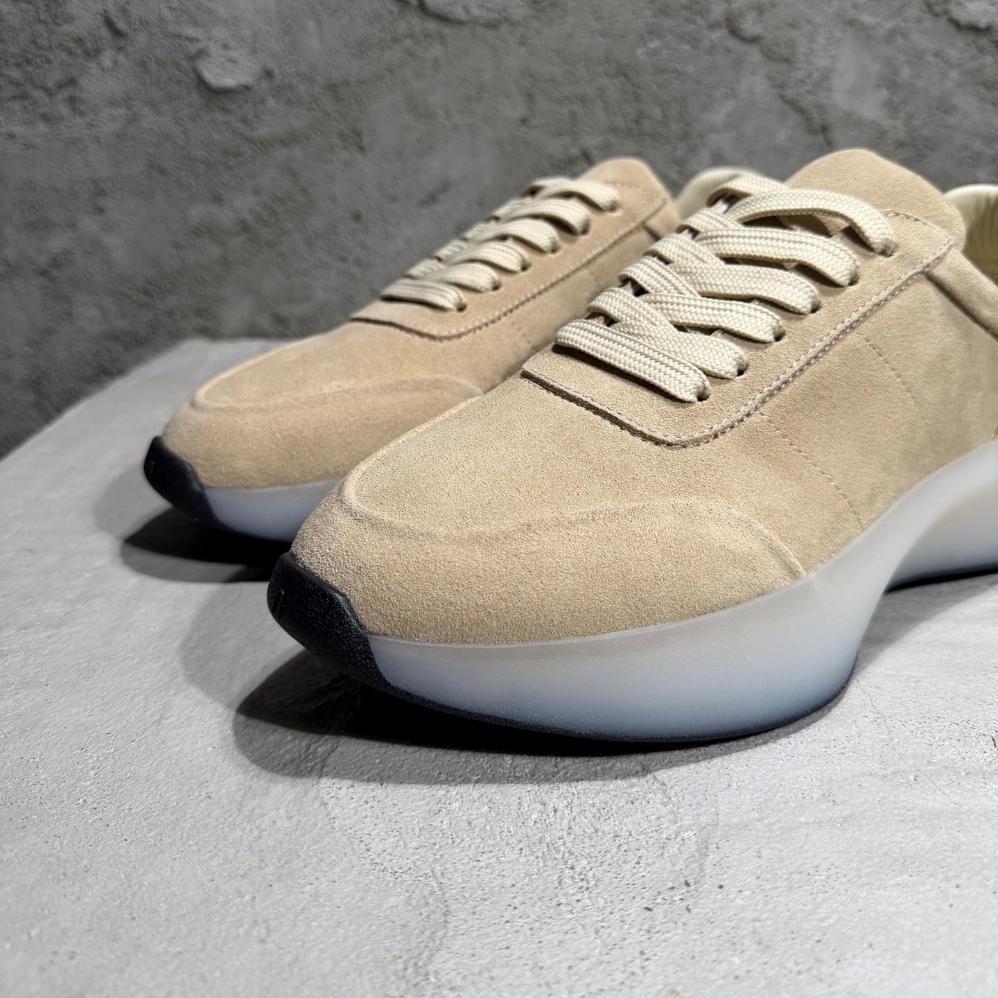 로우탑 스니커즈 (Low-top sneakers)