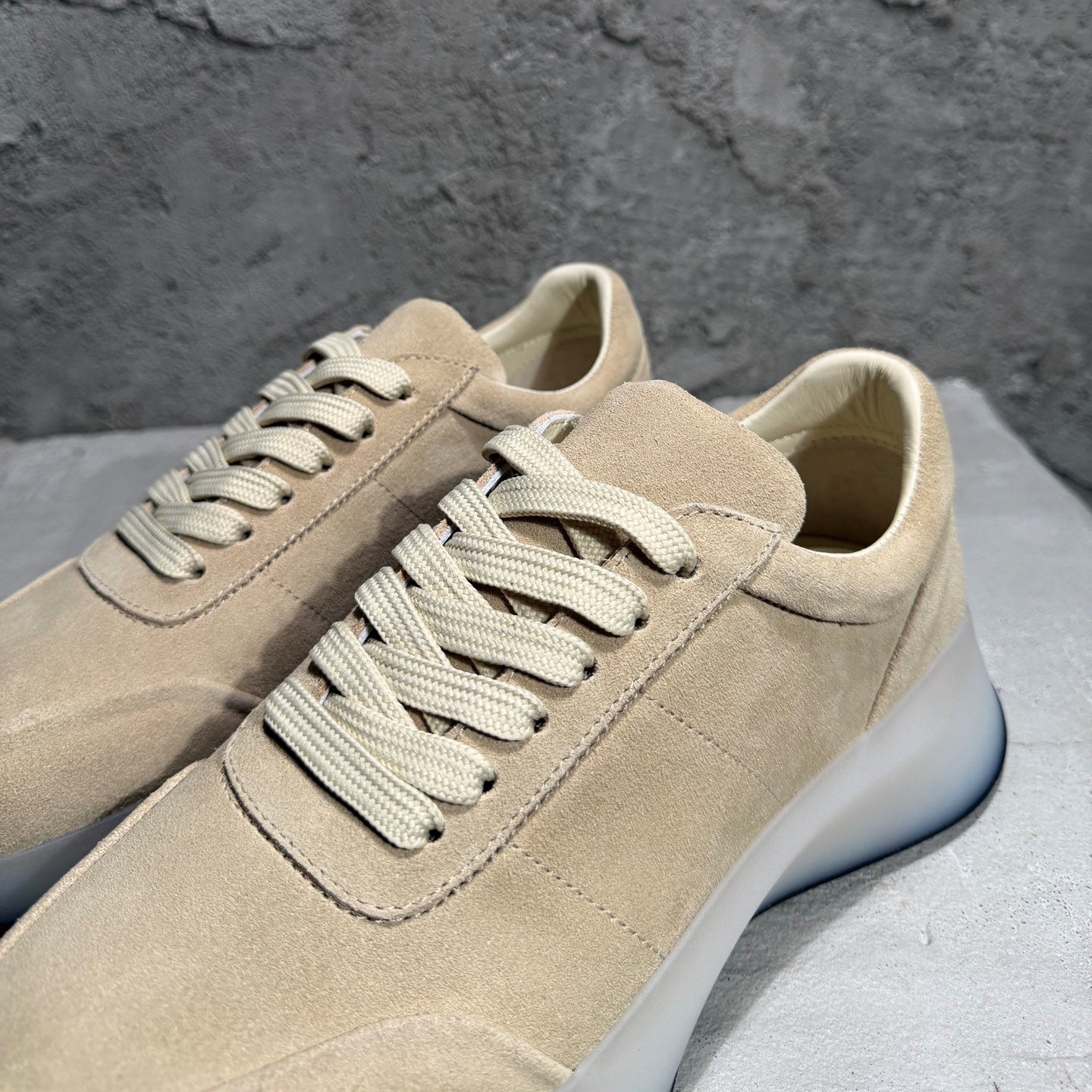 로우탑 스니커즈 (Low-top sneakers)