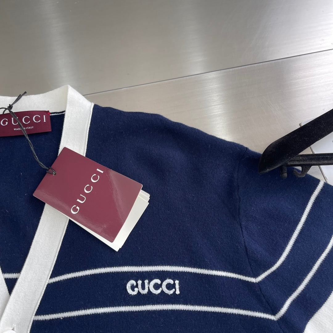 V넥 가디건 (V-neck cardigan)