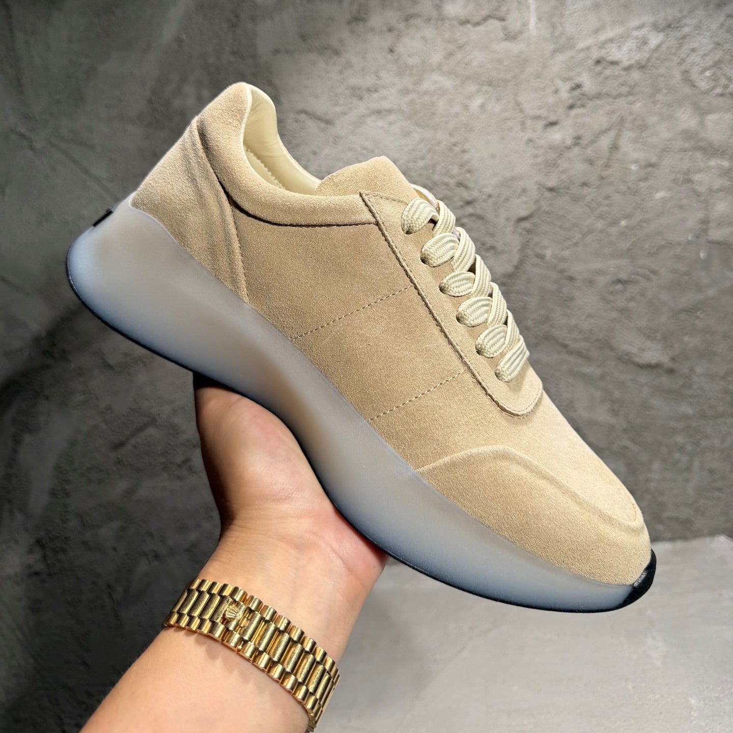 로우탑 스니커즈 (Low-top sneakers)