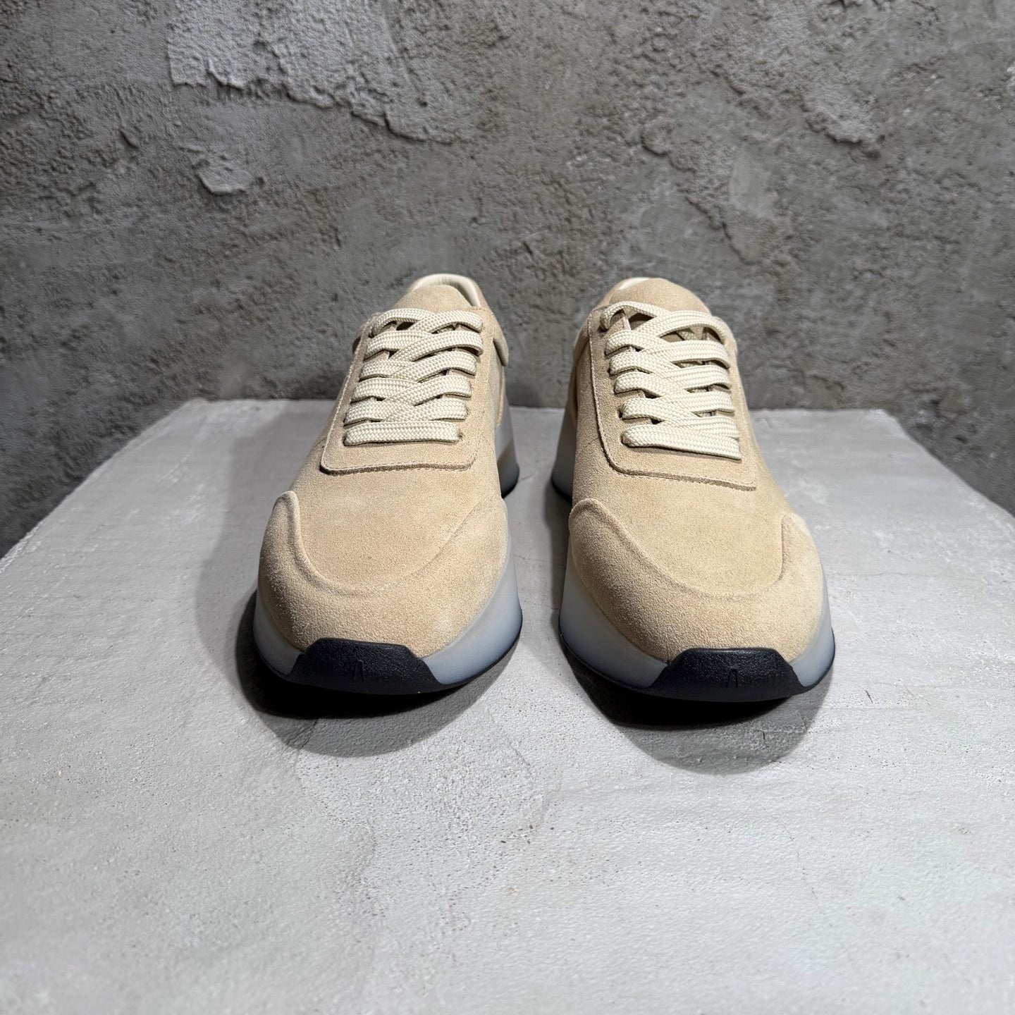 로우탑 스니커즈 (Low-top sneakers)