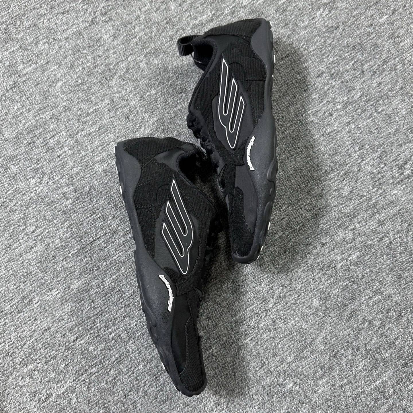 먼데이 울트라 스니커즈 (Monday Ultra Sneakers)