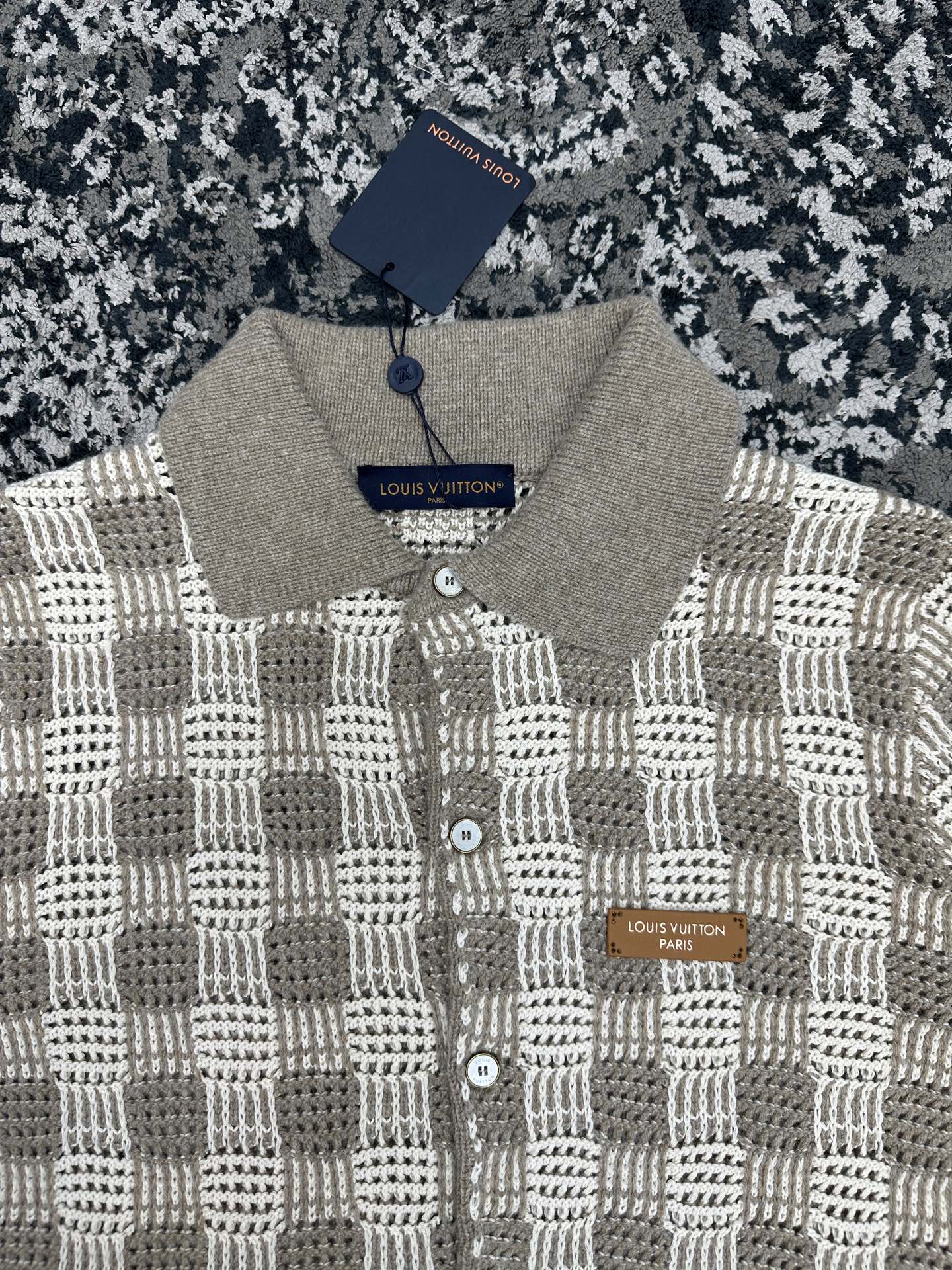 톤온톤 체크 가디건 (Tone-on-tone check cardigan)