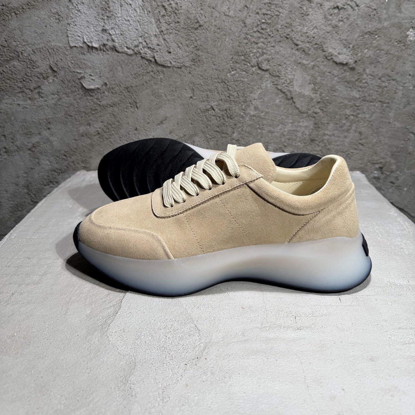 로우탑 스니커즈 (Low-top sneakers)