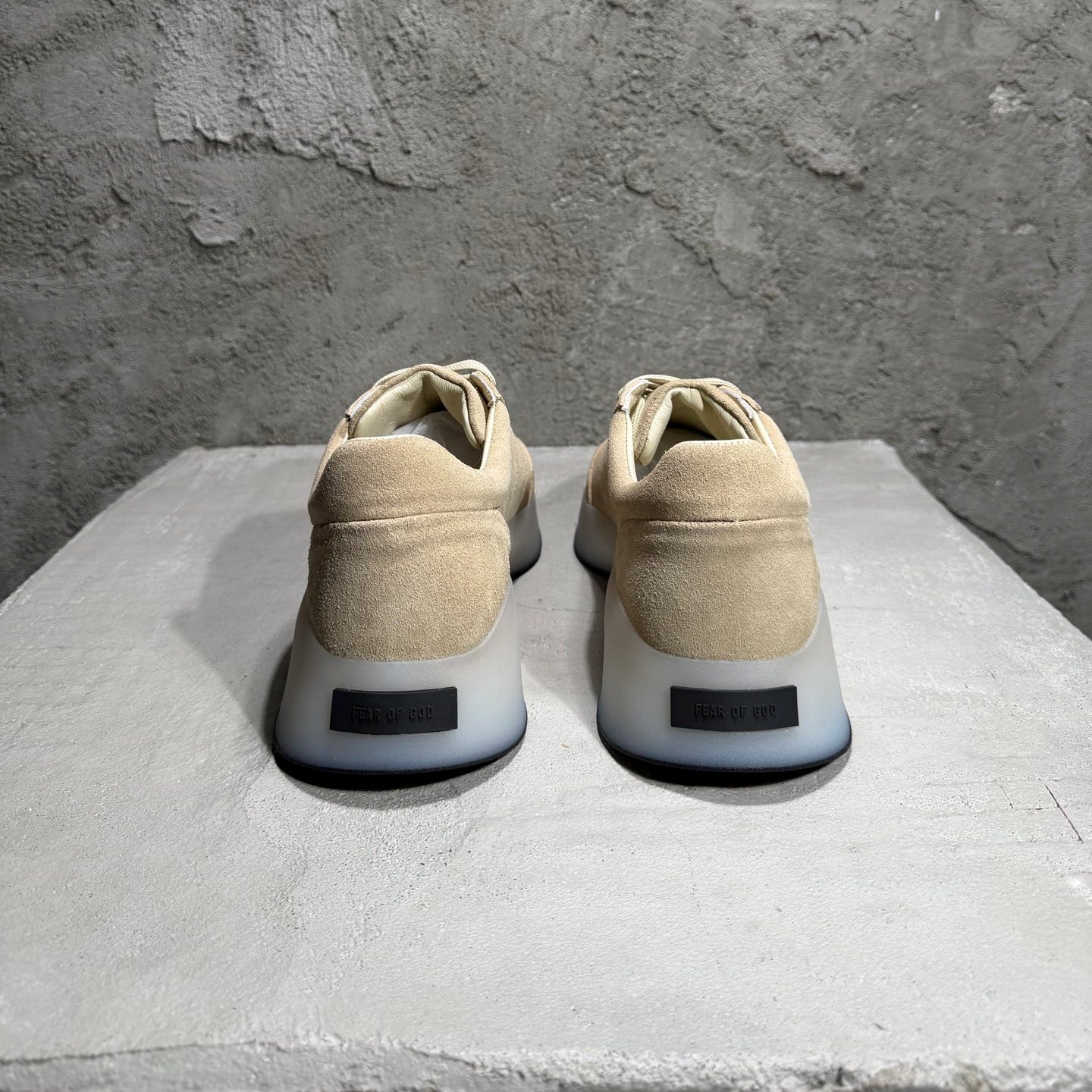로우탑 스니커즈 (Low-top sneakers)