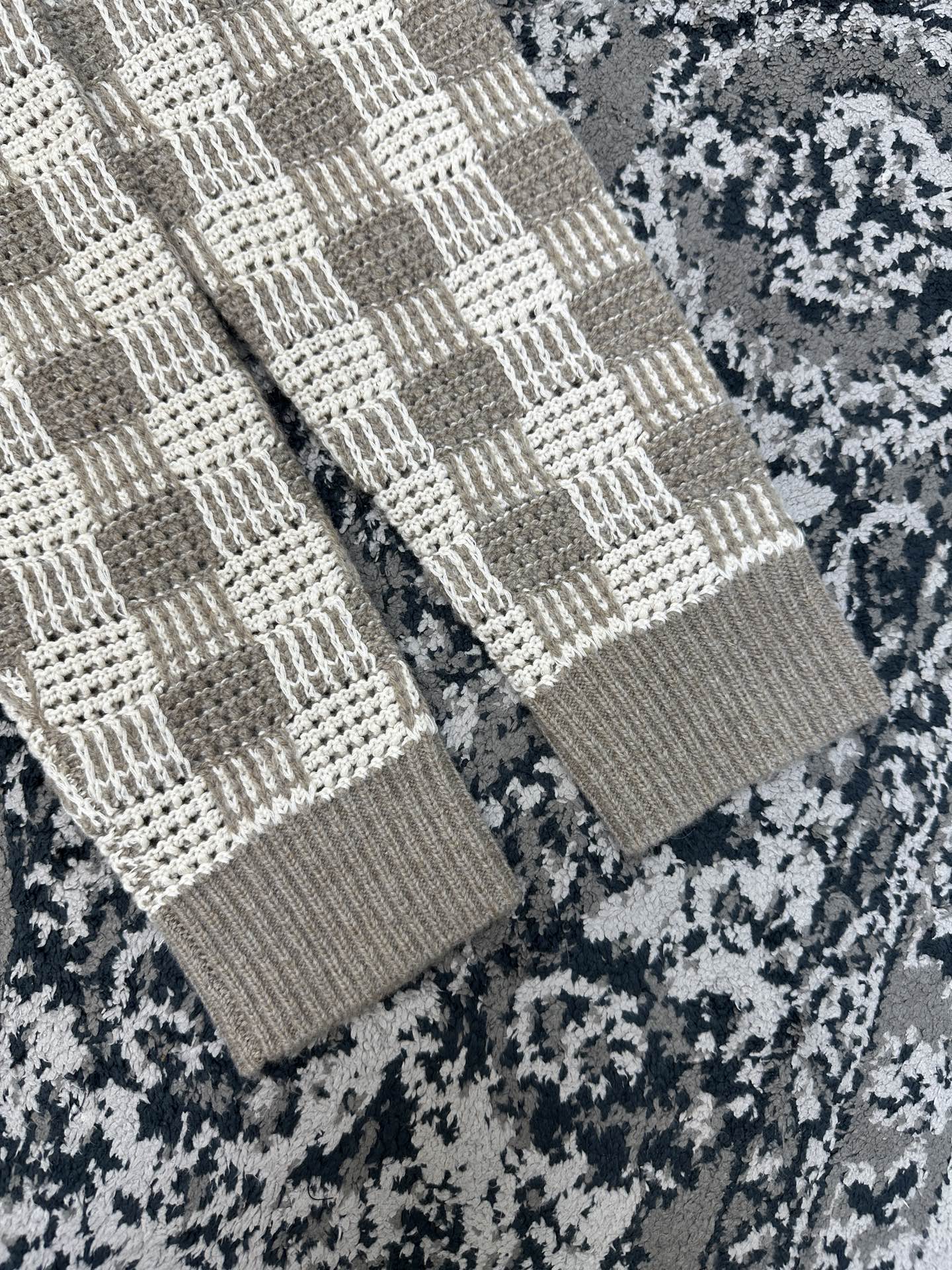 톤온톤 체크 가디건 (Tone-on-tone check cardigan)