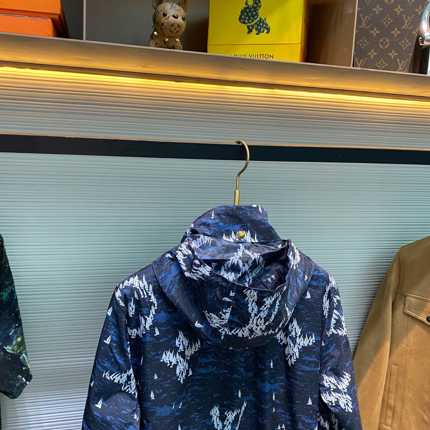 다크블루 윈드브레이커 (dark blue windbreaker)