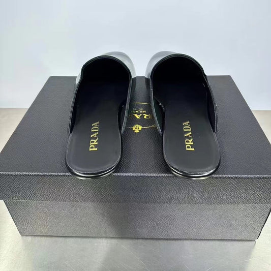 샤이니 레더 샌들 (Shiny leather sandals)