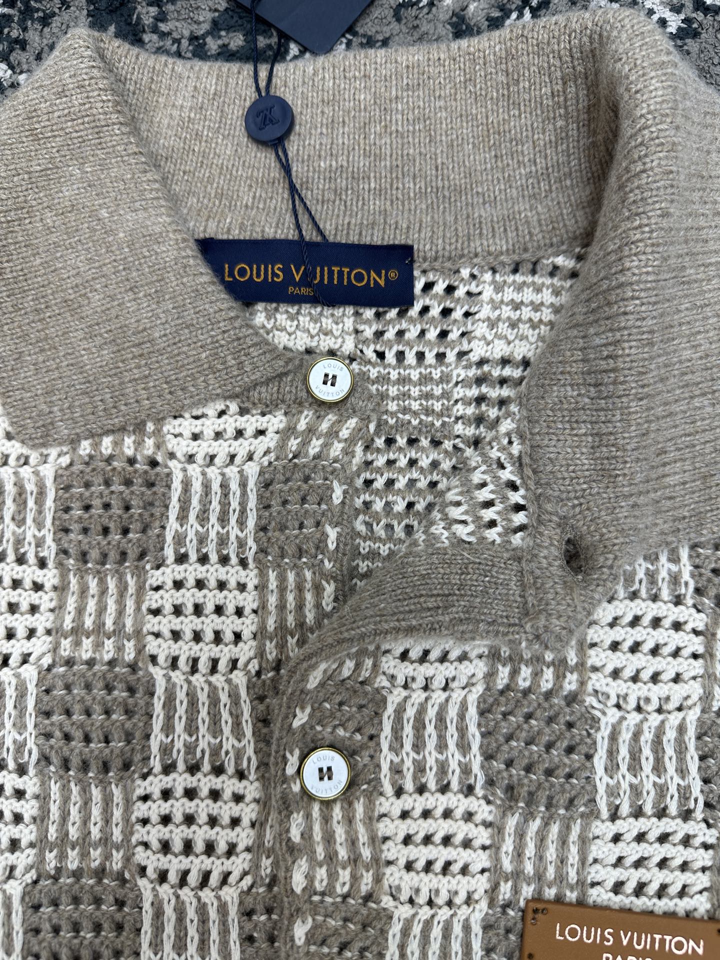 톤온톤 체크 가디건 (Tone-on-tone check cardigan)