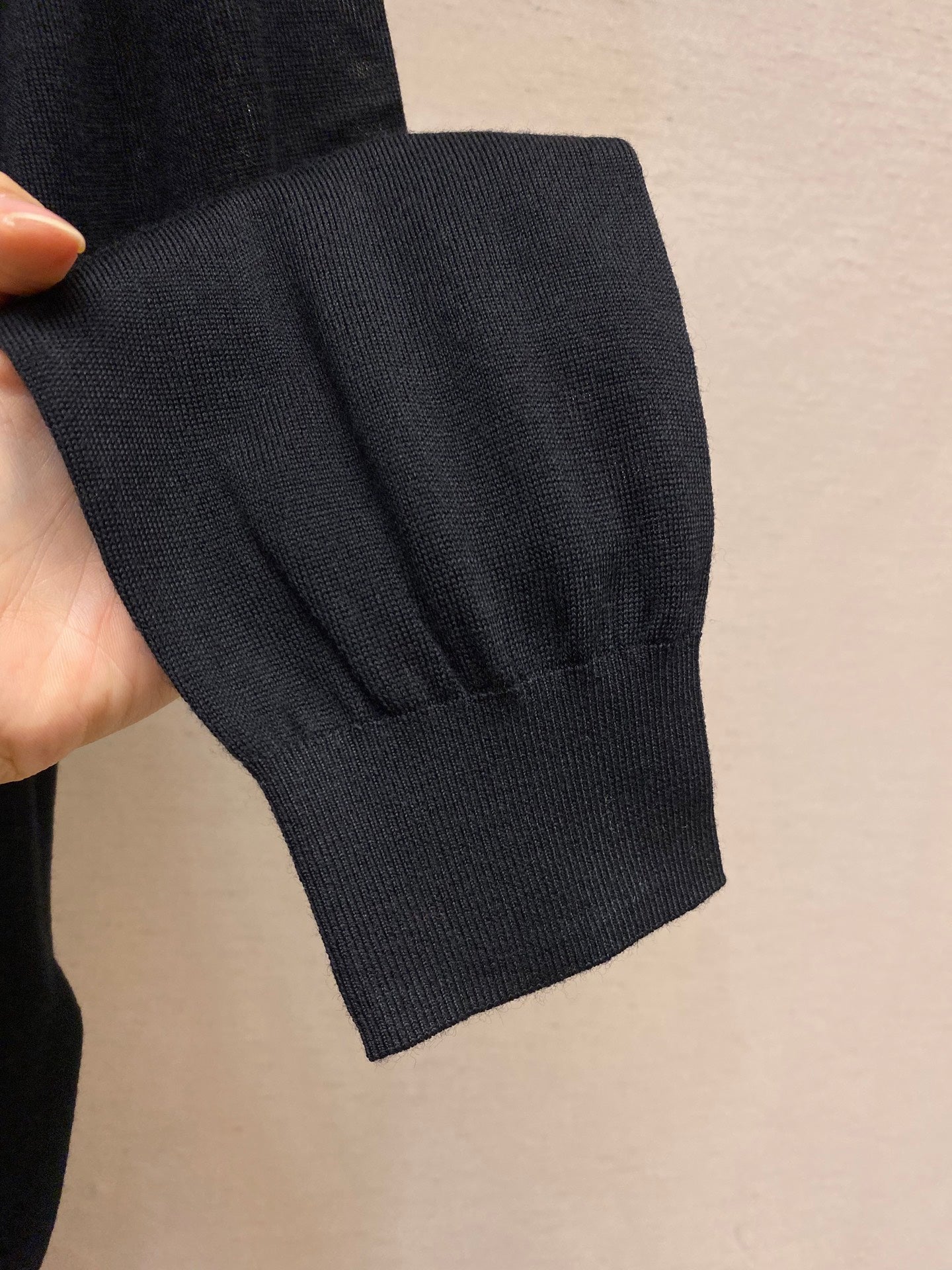 네크라인 니트 (neckline knit)