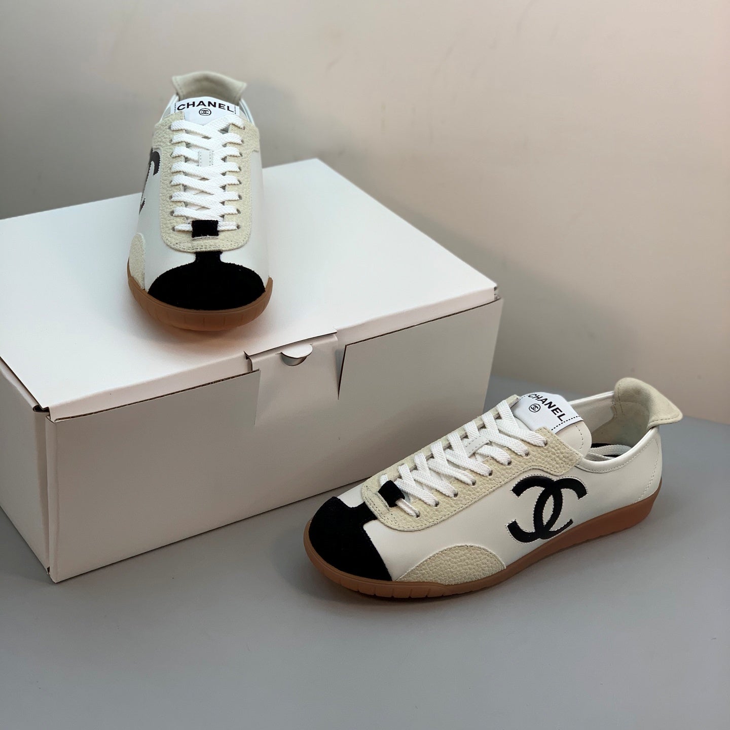 엠보싱 스니커즈 (Embossed sneakers)