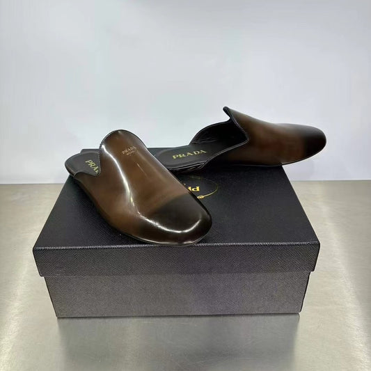 샤이니 레더 샌들 (Shiny leather sandals)