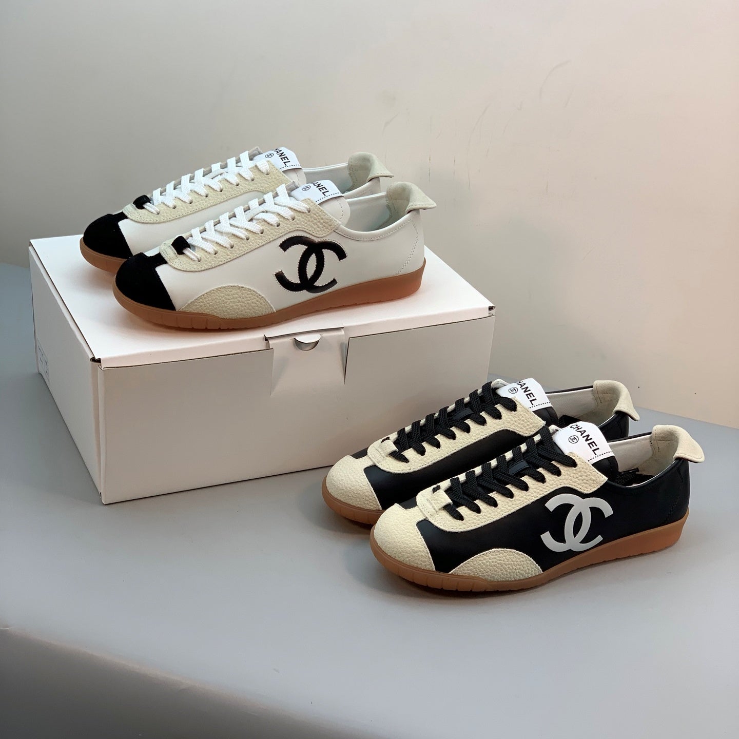 엠보싱 스니커즈 (Embossed sneakers)