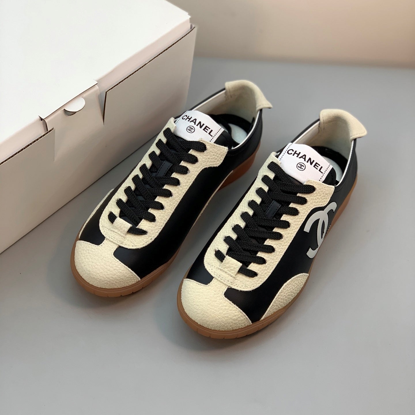 엠보싱 스니커즈 (Embossed sneakers)