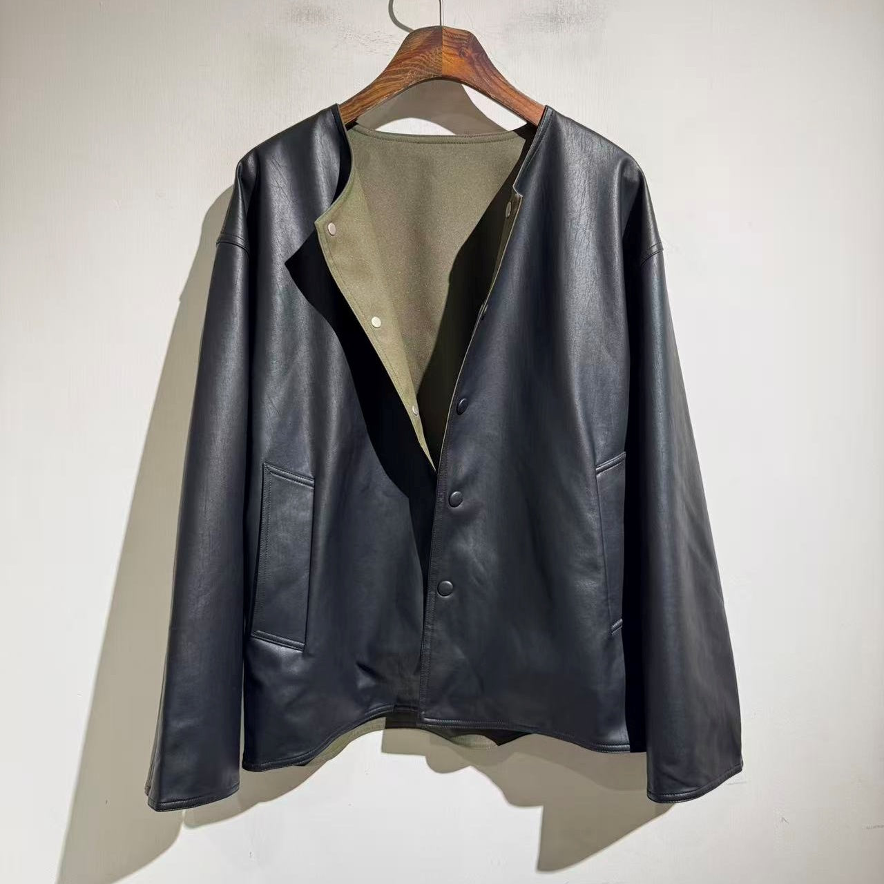 리버서블 카라리스 자켓 (Reversible collarless jacket)