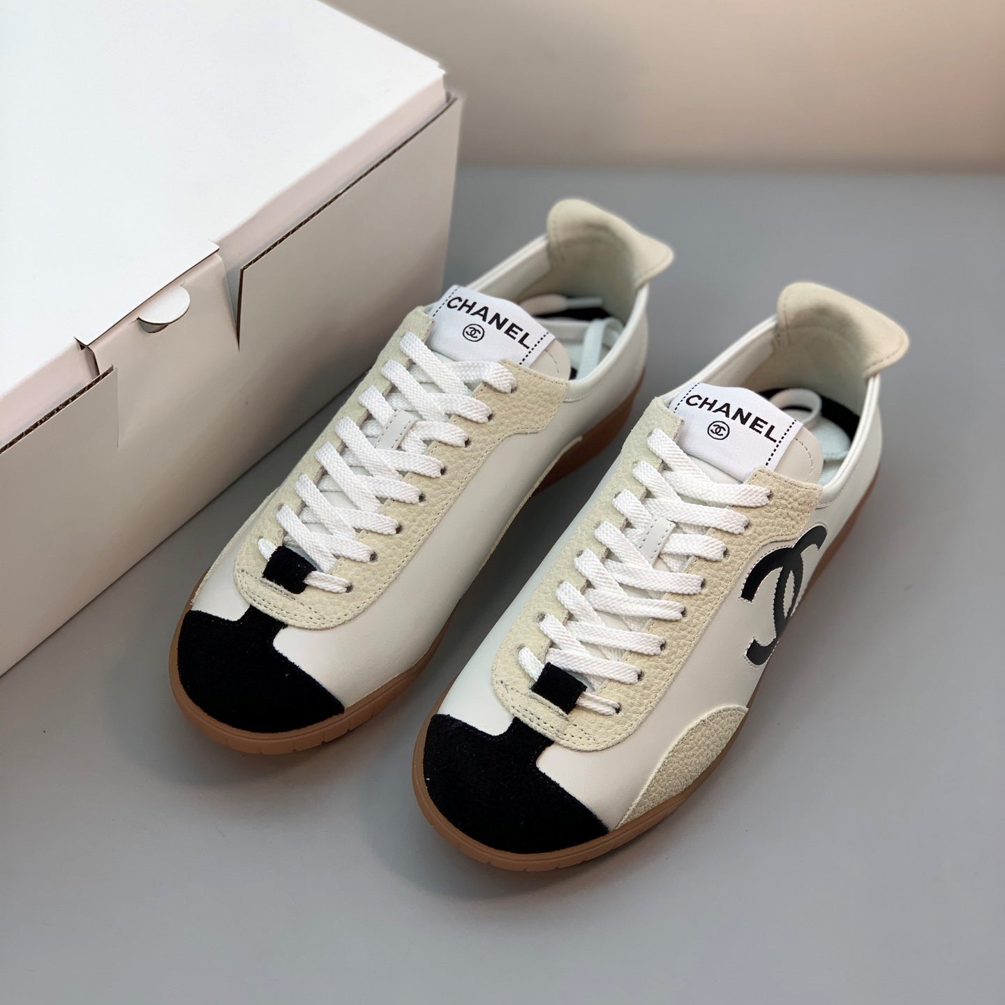 엠보싱 스니커즈 (Embossed sneakers)