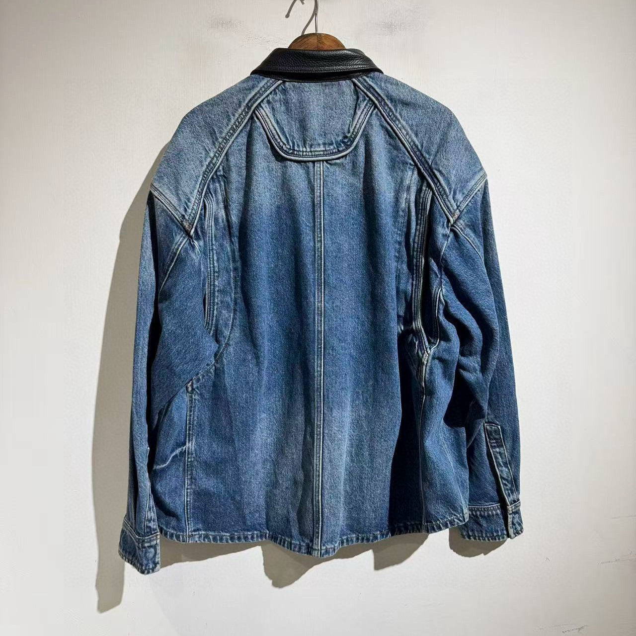 디스트레스트 루즈자켓 (Distressed loose jacket)