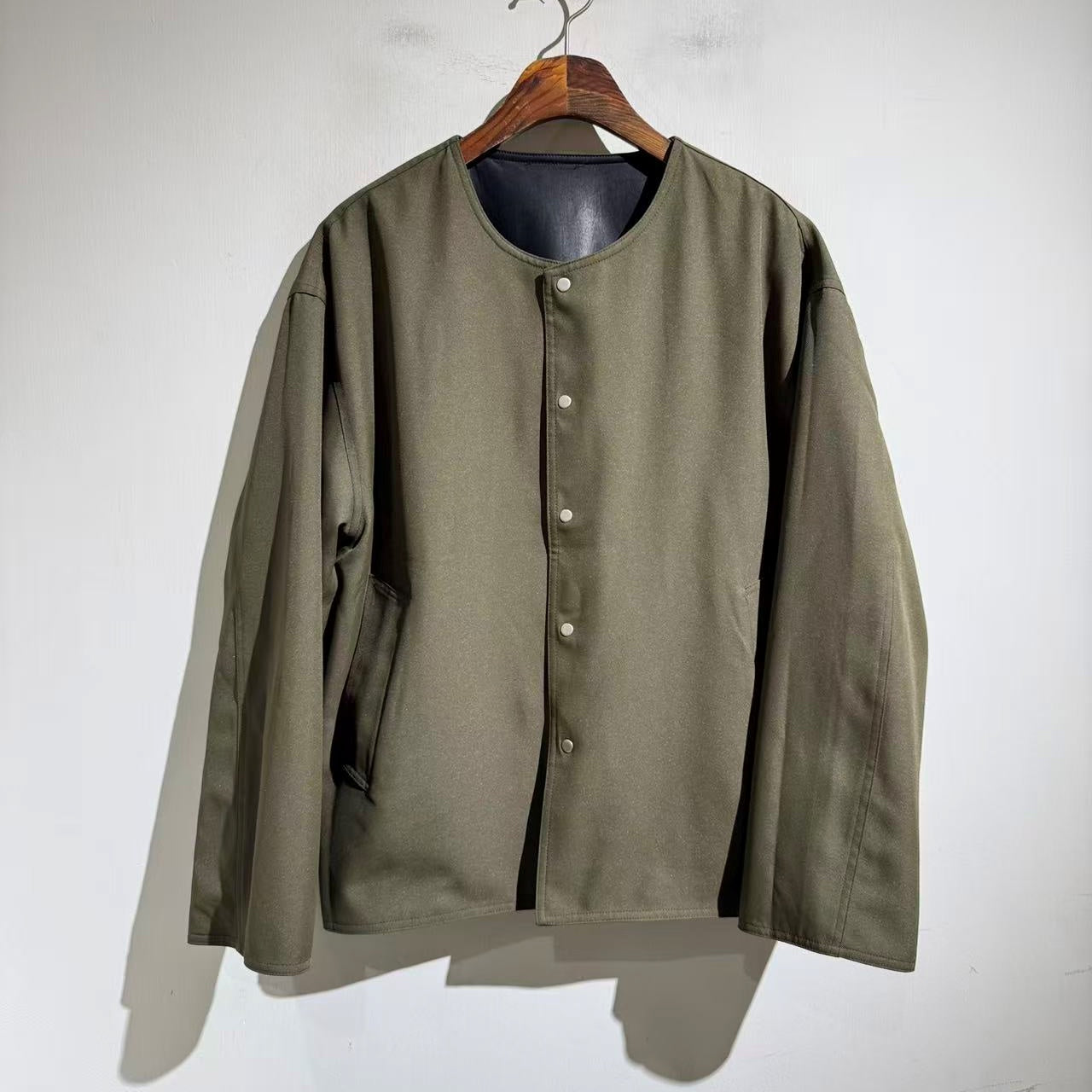 리버서블 카라리스 자켓 (Reversible collarless jacket)