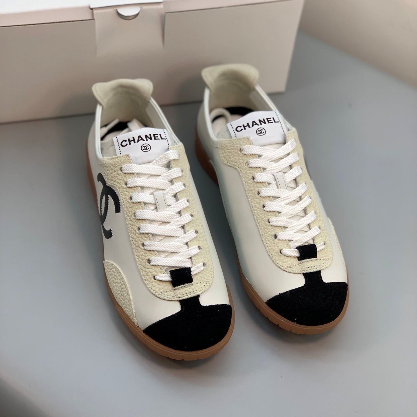 엠보싱 스니커즈 (Embossed sneakers)