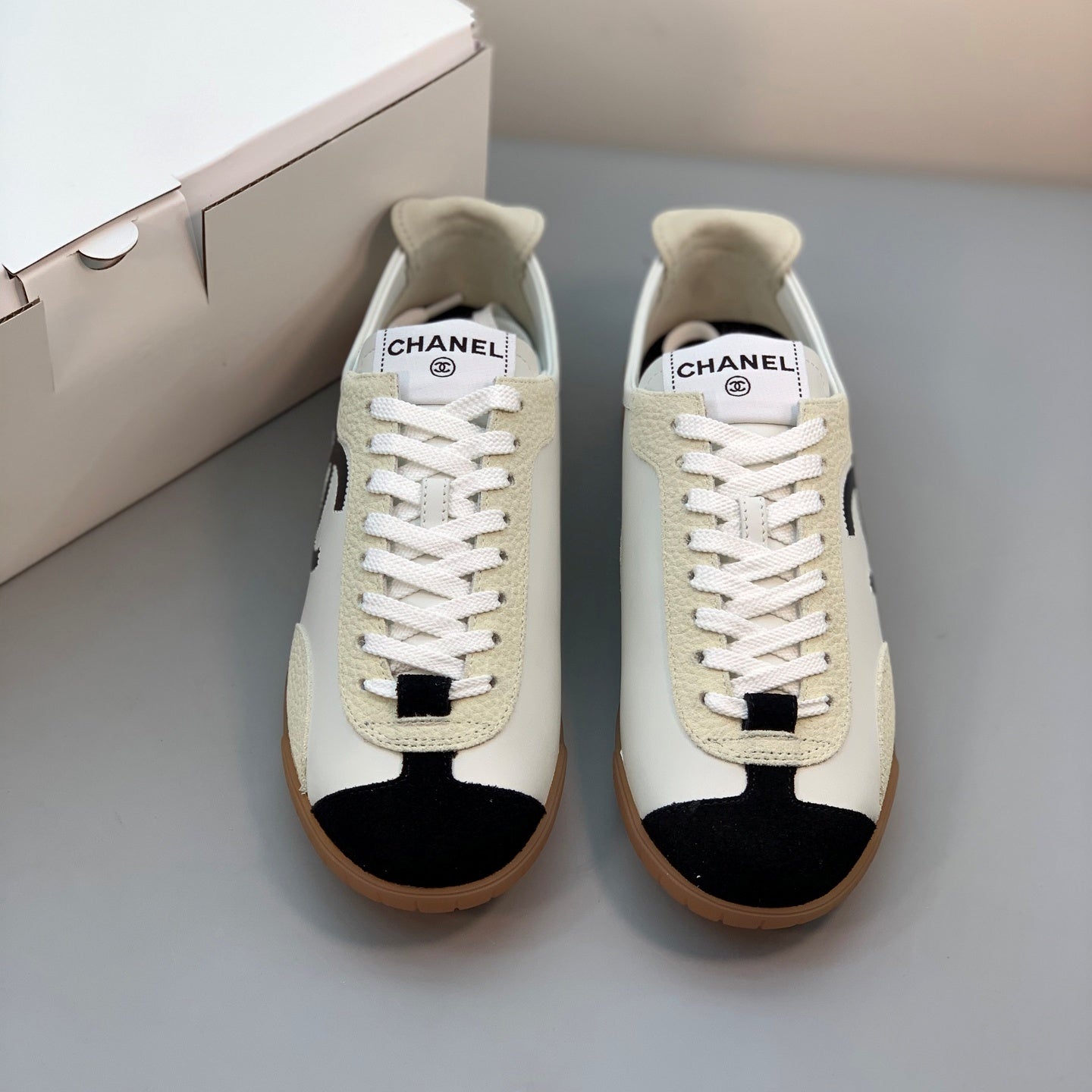 엠보싱 스니커즈 (Embossed sneakers)