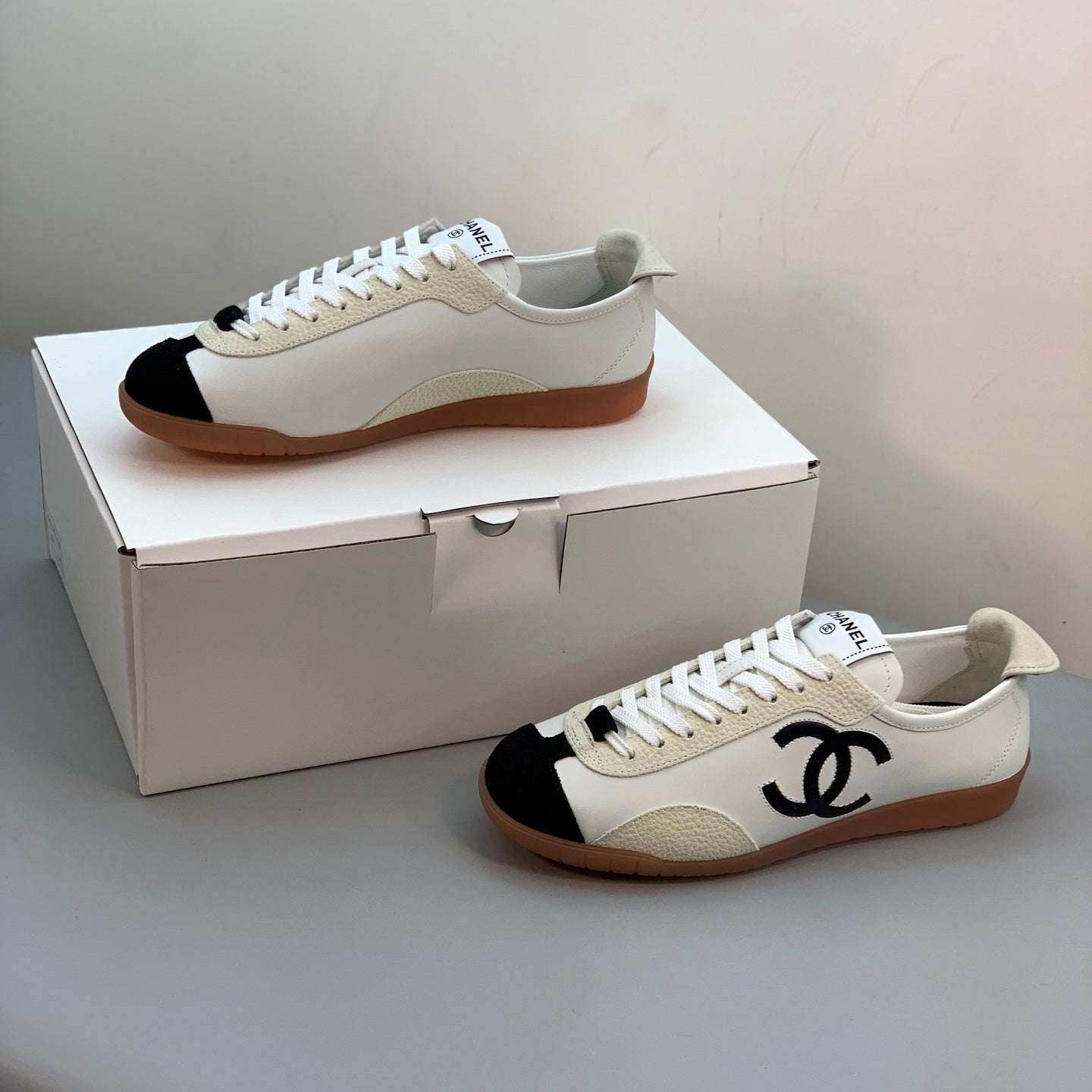 엠보싱 스니커즈 (Embossed sneakers)