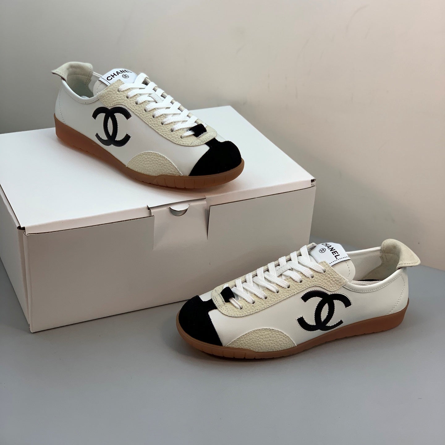 엠보싱 스니커즈 (Embossed sneakers)