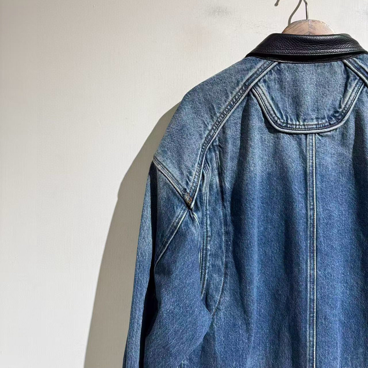 디스트레스트 루즈자켓 (Distressed loose jacket)