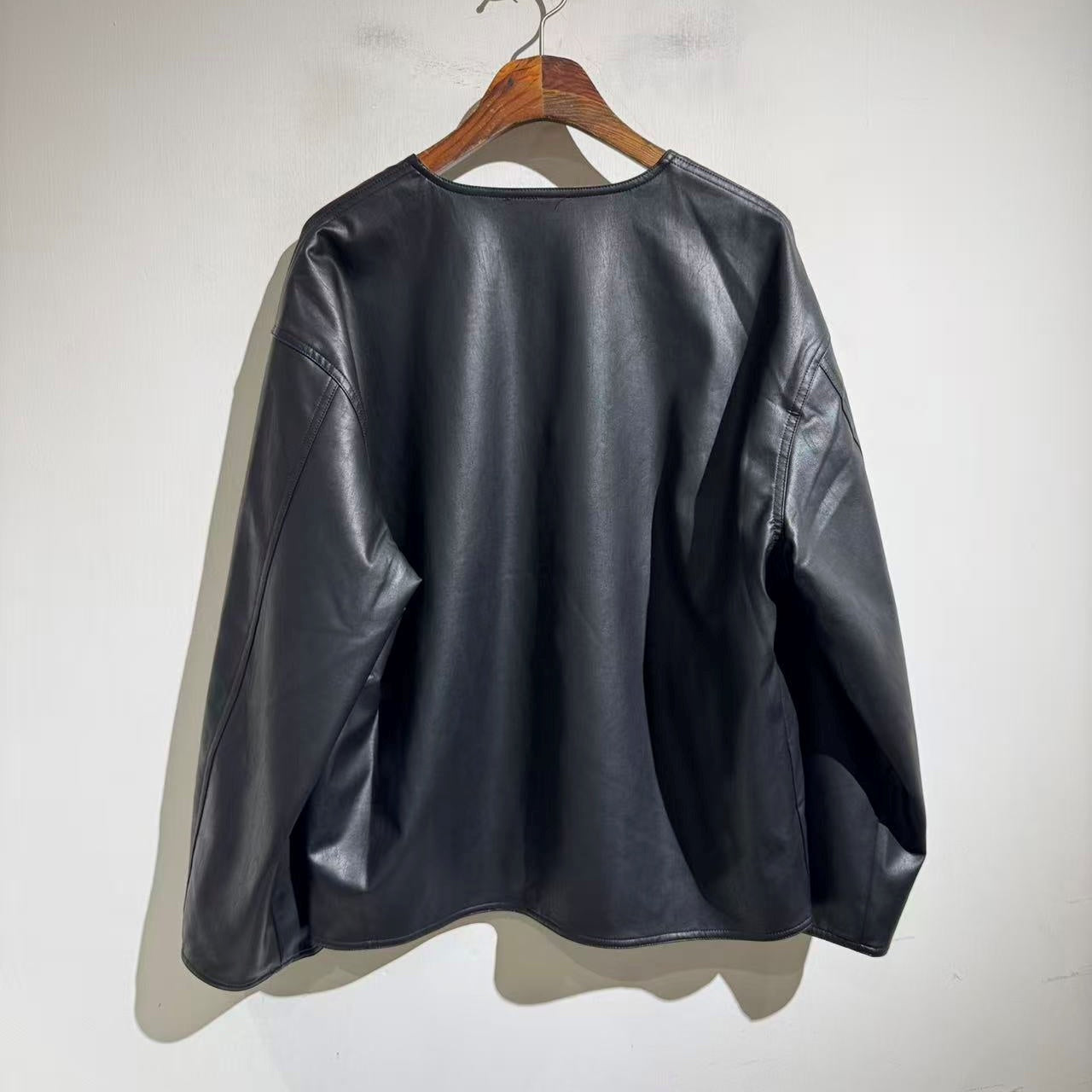리버서블 카라리스 자켓 (Reversible collarless jacket)