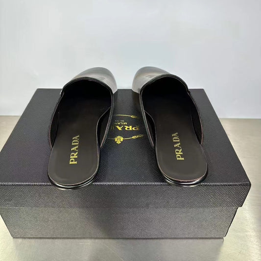 샤이니 레더 샌들 (Shiny leather sandals)