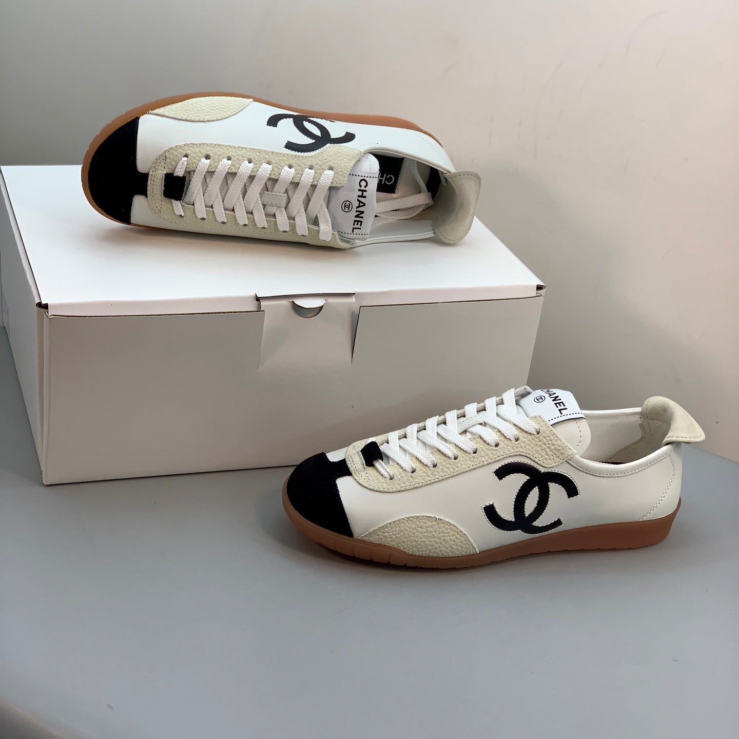 엠보싱 스니커즈 (Embossed sneakers)