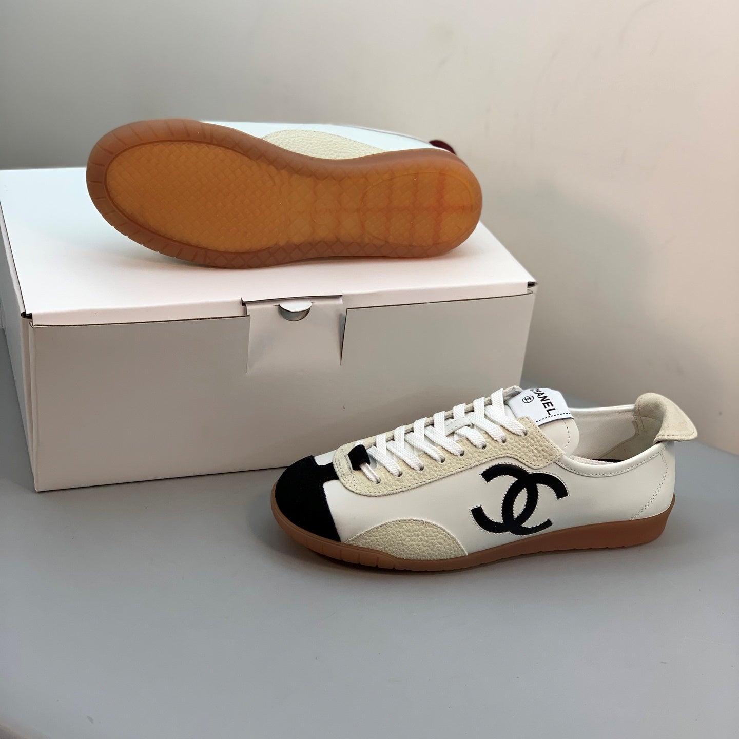 엠보싱 스니커즈 (Embossed sneakers)