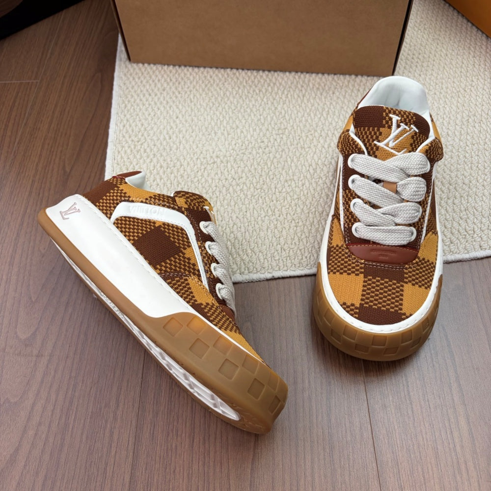 레이스업 스니커즈 (Lace-up sneakers)