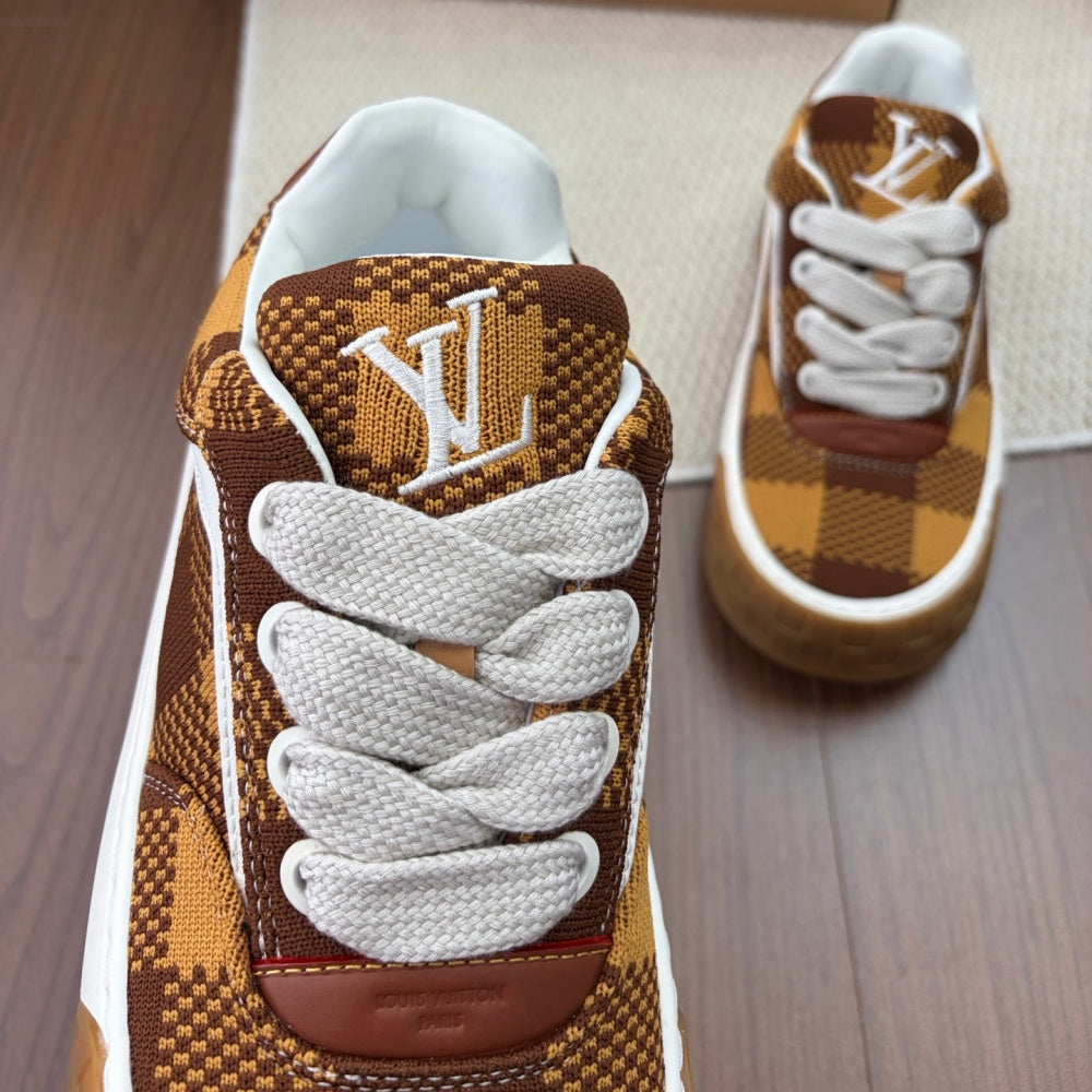 레이스업 스니커즈 (Lace-up sneakers)