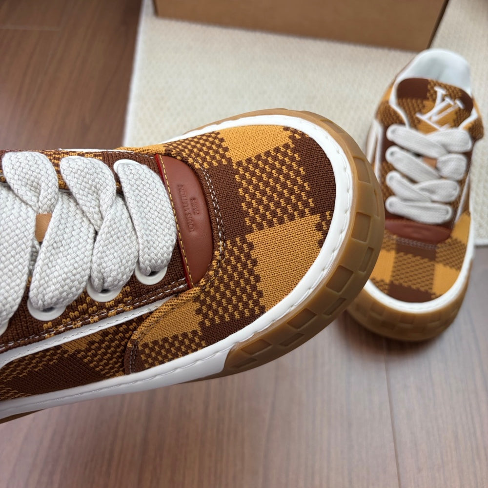 레이스업 스니커즈 (Lace-up sneakers)