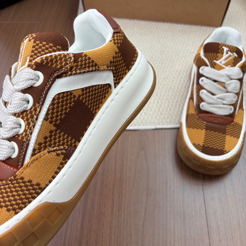 레이스업 스니커즈 (Lace-up sneakers)