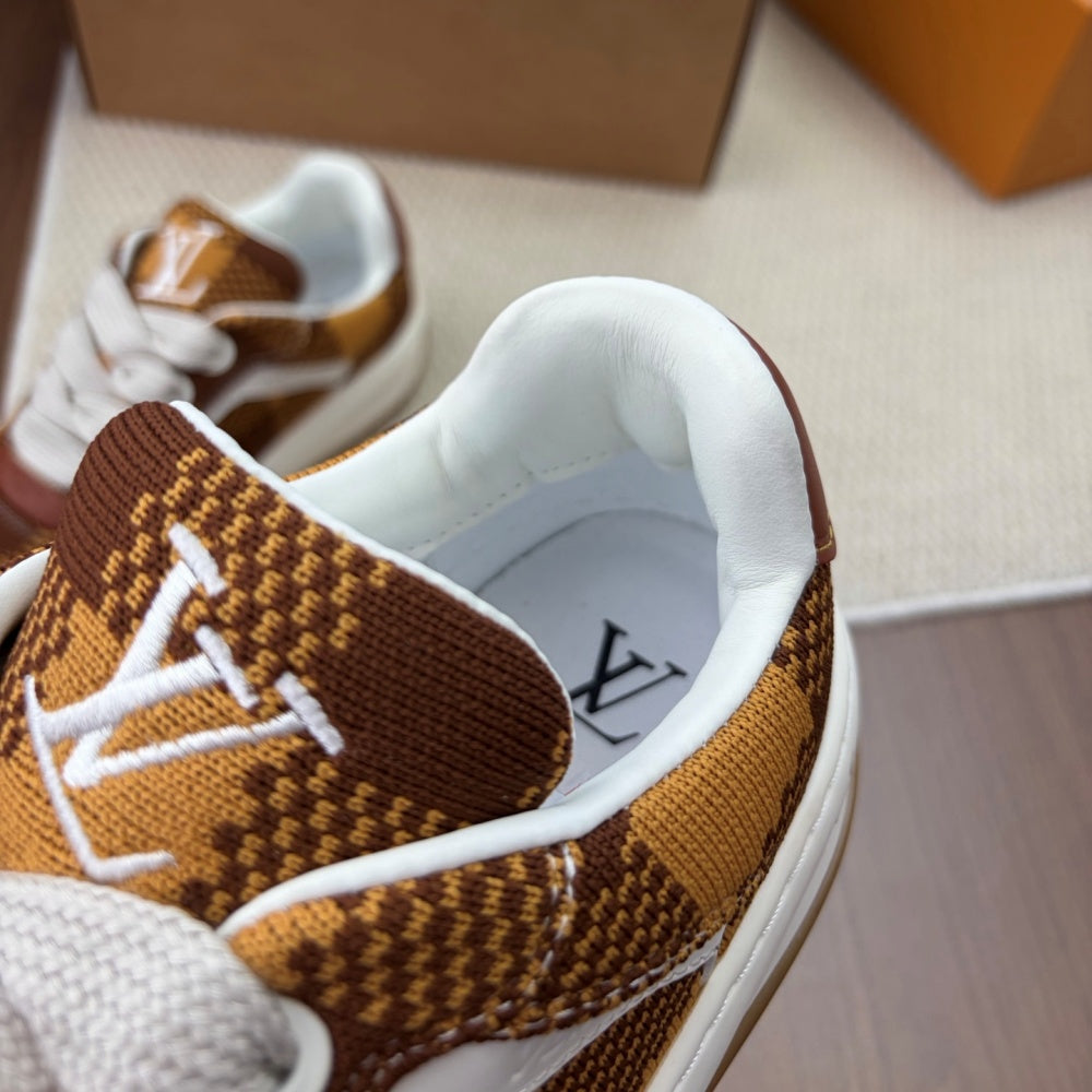 레이스업 스니커즈 (Lace-up sneakers)