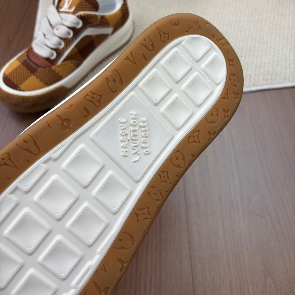 레이스업 스니커즈 (Lace-up sneakers)