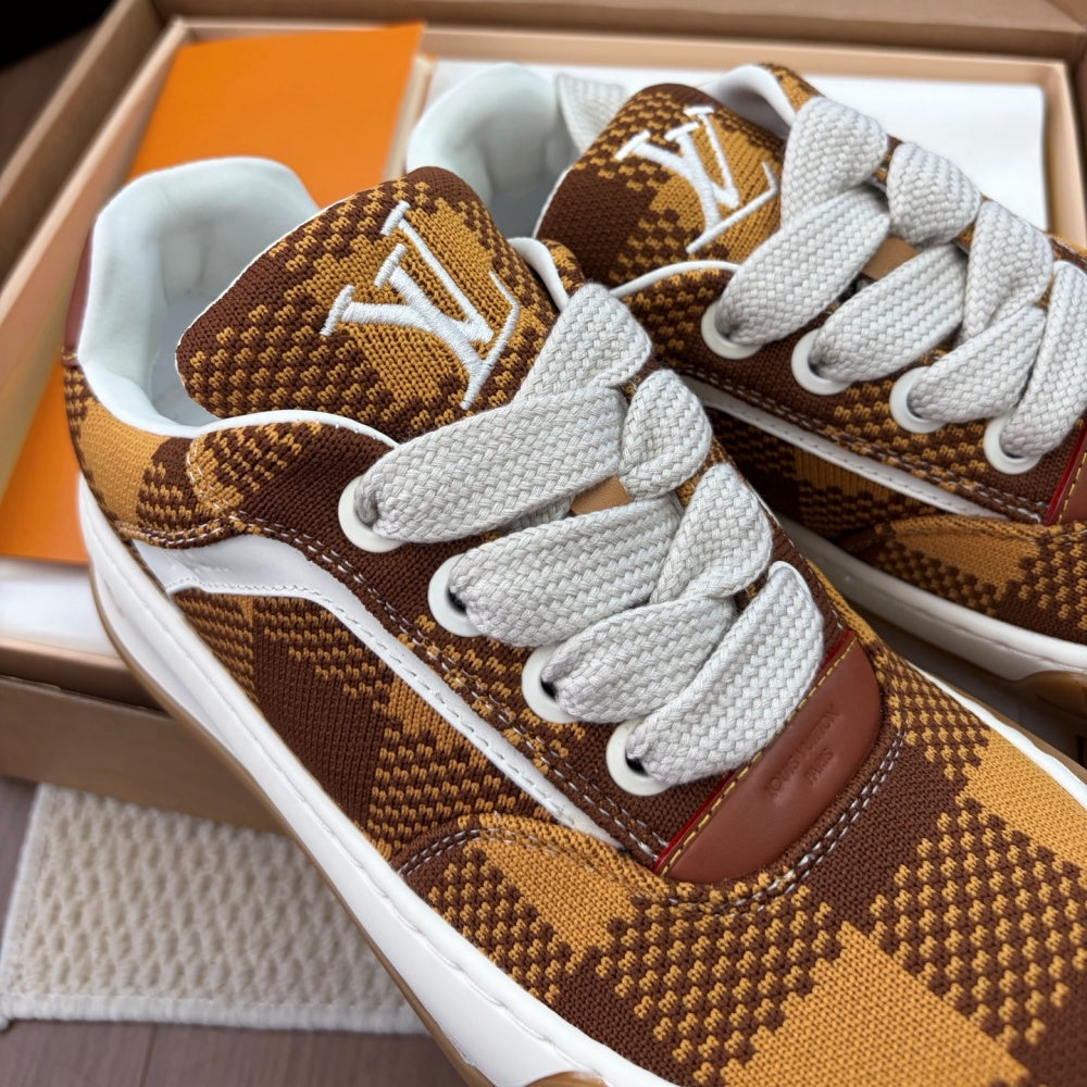 레이스업 스니커즈 (Lace-up sneakers)