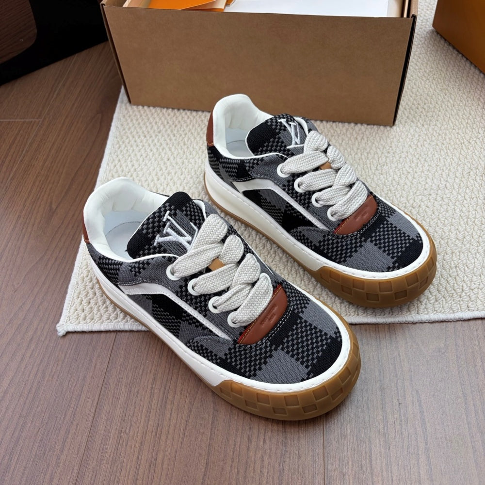 레이스업 스니커즈 (Lace-up sneakers)