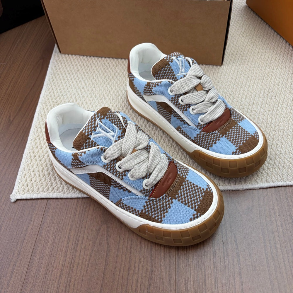 레이스업 스니커즈 (Lace-up sneakers)