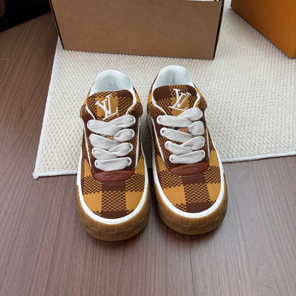 레이스업 스니커즈 (Lace-up sneakers)