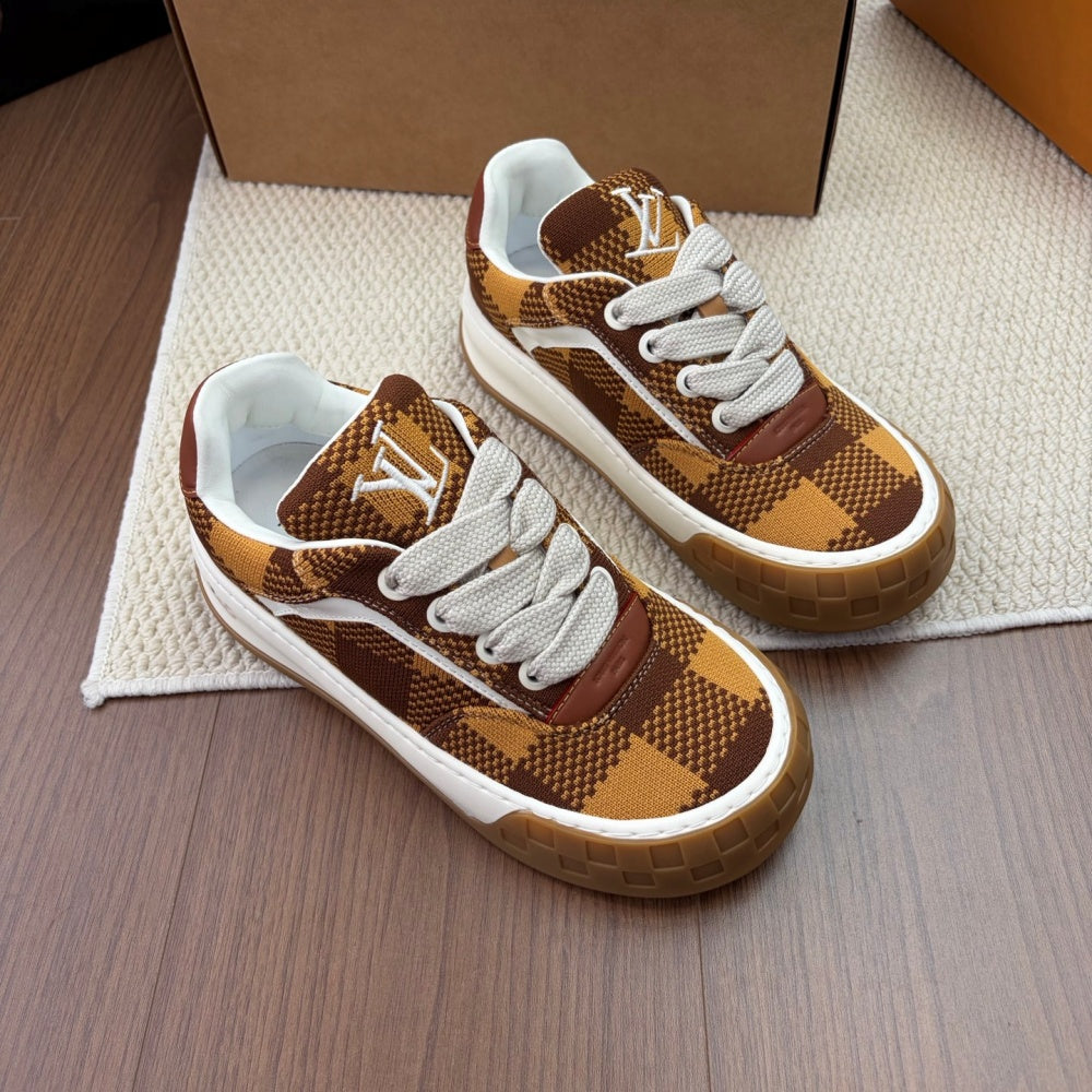 레이스업 스니커즈 (Lace-up sneakers)