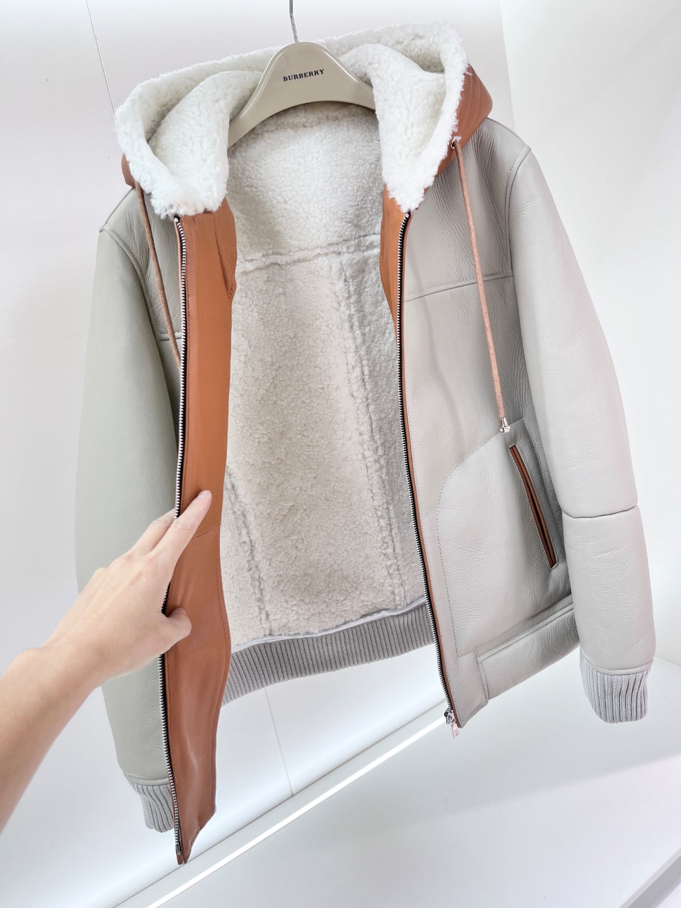 시어링 후드 무스탕 (Shearling Hood Mustang)