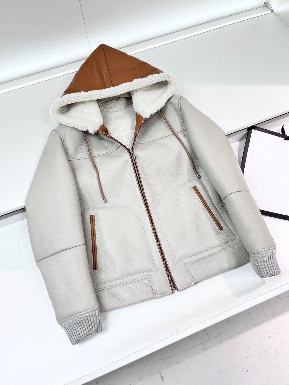 시어링 후드 무스탕 (Shearling Hood Mustang)