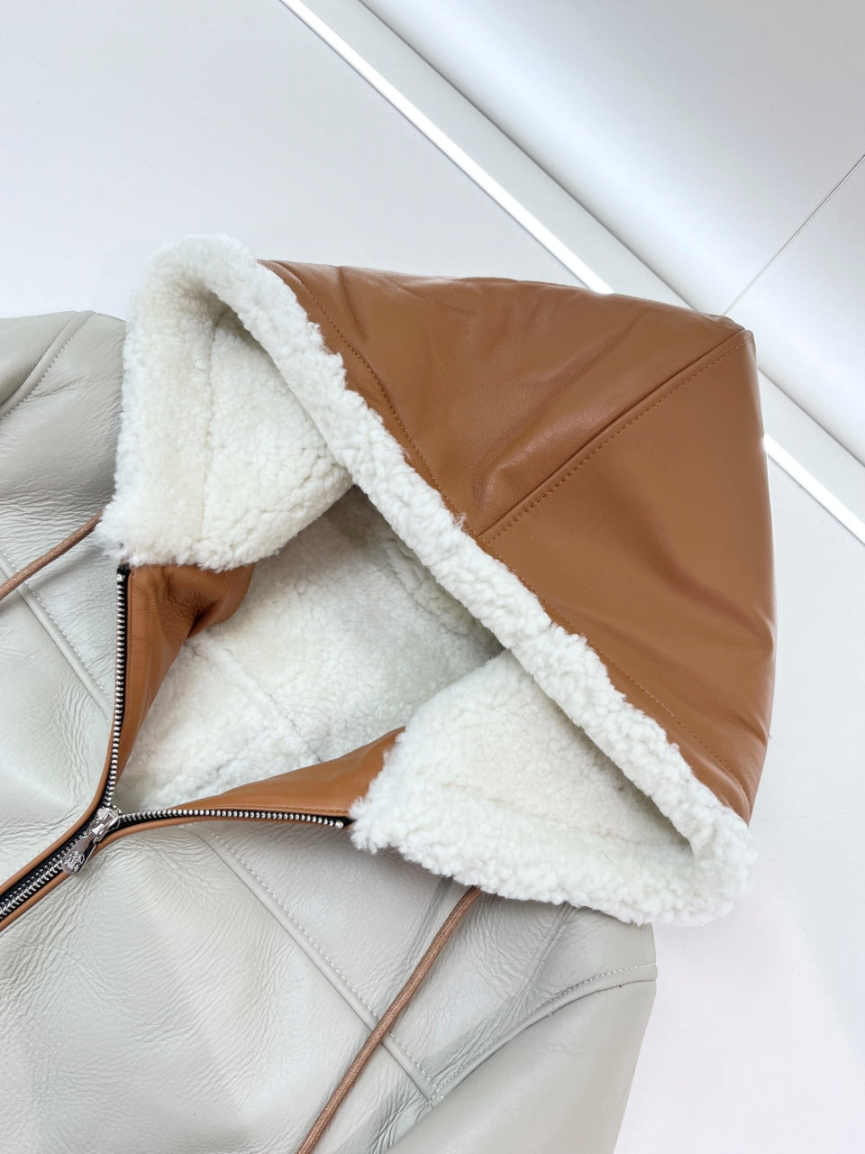 시어링 후드 무스탕 (Shearling Hood Mustang)