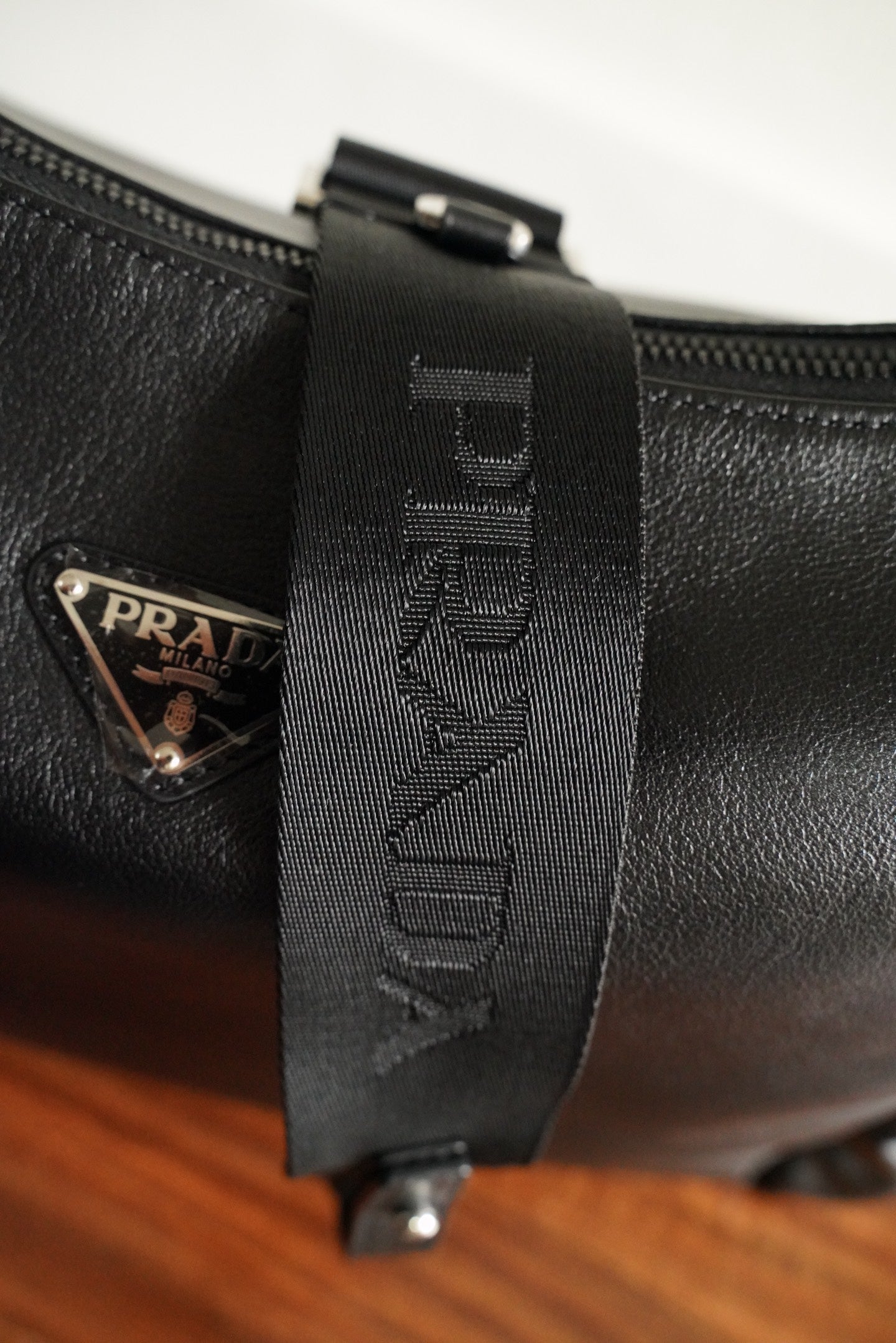 익스플로어 숄더백 (Explore Shoulder Bag)