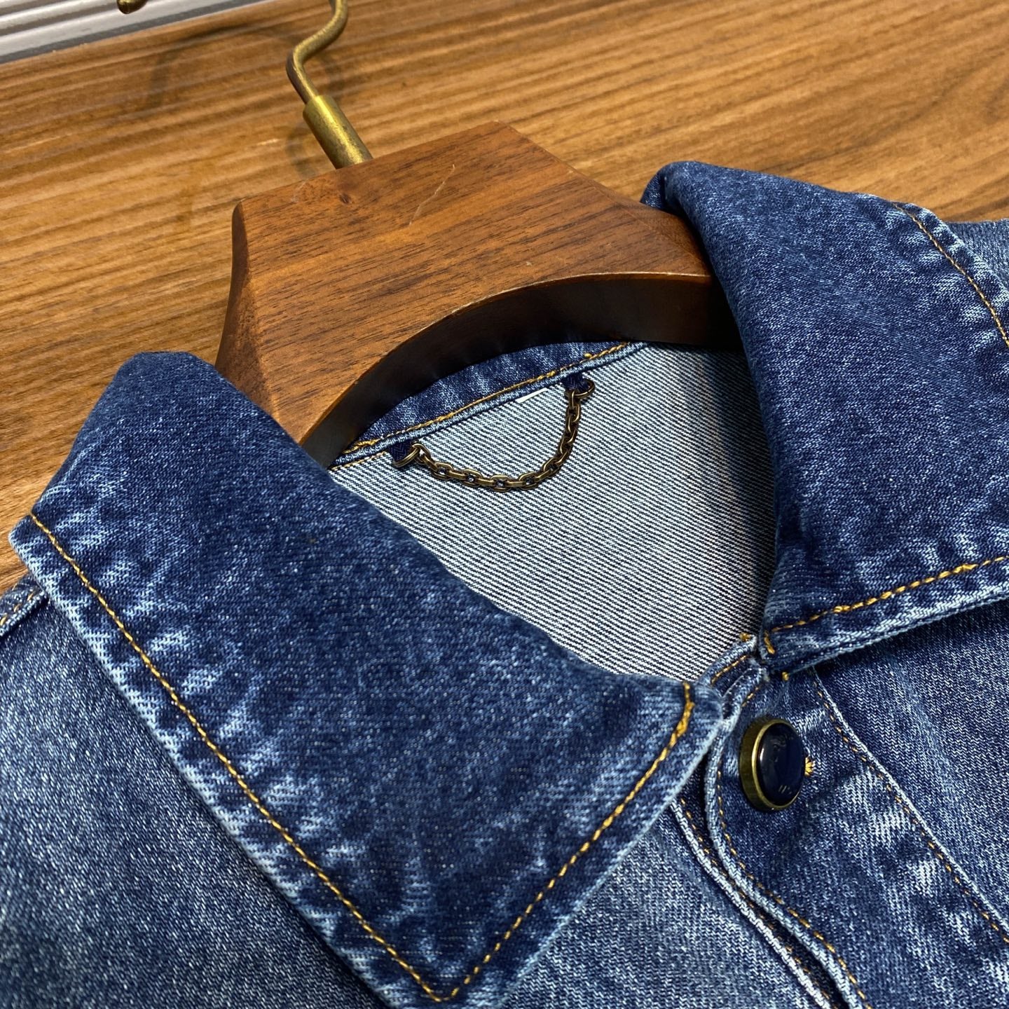 블루 워싱 청자켓 (Blue washed denim jacket)