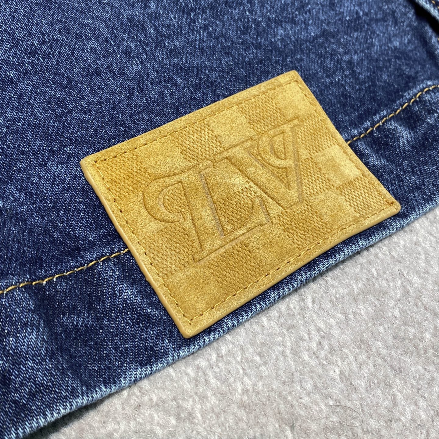 블루 워싱 청자켓 (Blue washed denim jacket)
