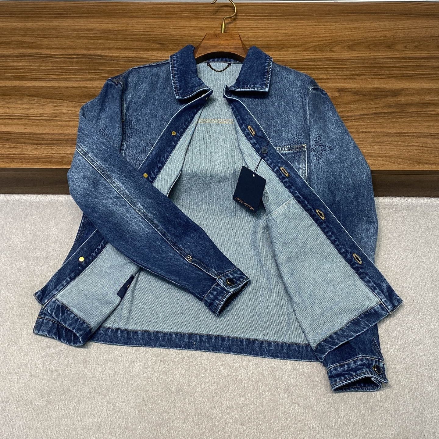 블루 워싱 청자켓 (Blue washed denim jacket)